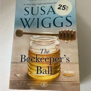 The Bella Vista Chronicles Ser.: The Beekeeper's Ball by Susan Wiggs (2021,...